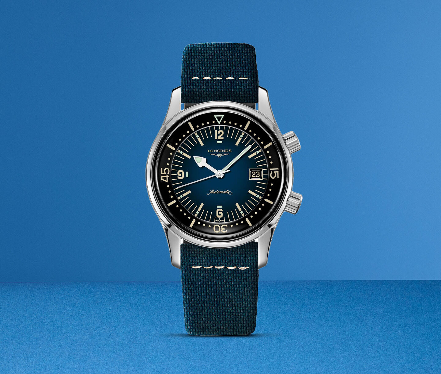 Une montre Longines sur un fond bleu.